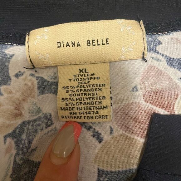 Comfortable Floral Top   - Picture 2 of 3